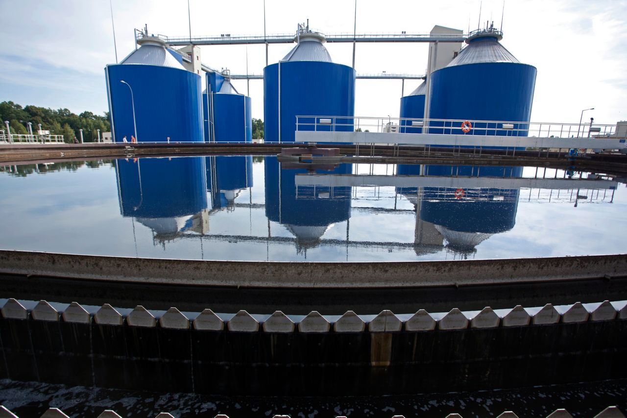 chemical resistant coating for tanks and silos