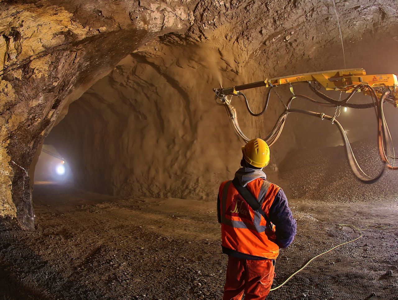 Shotcrete with Sigunit accelerator to strengthen underground structures of mine