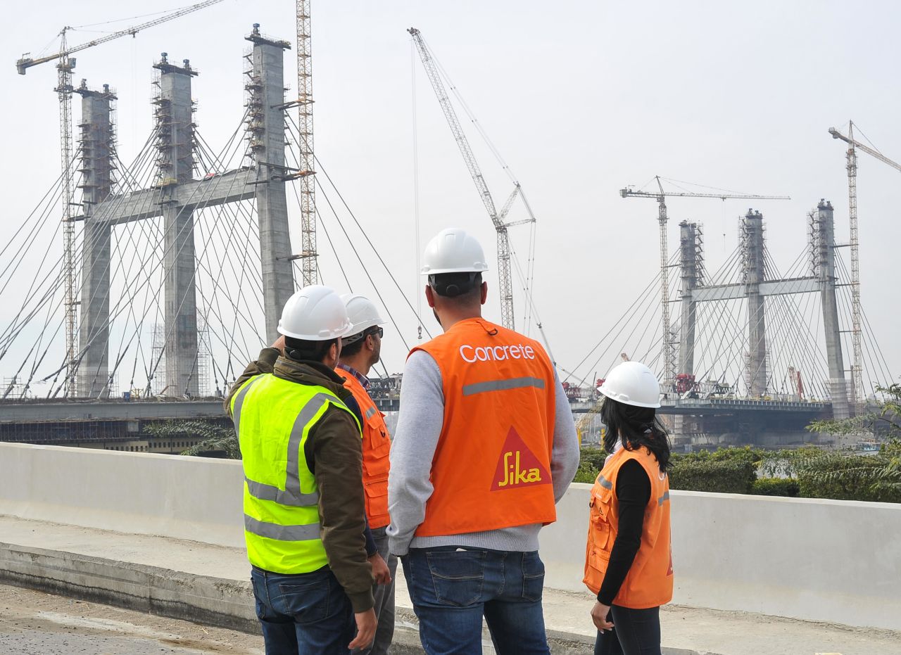 Sika concrete expert advising engineers during bridge construction