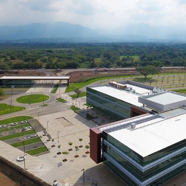 哥伦比亚某办公楼采用梅花卡冷屋顶