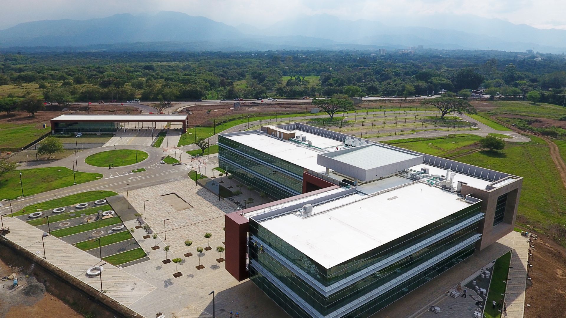 Sika cool roof applied on on office building in Colombia