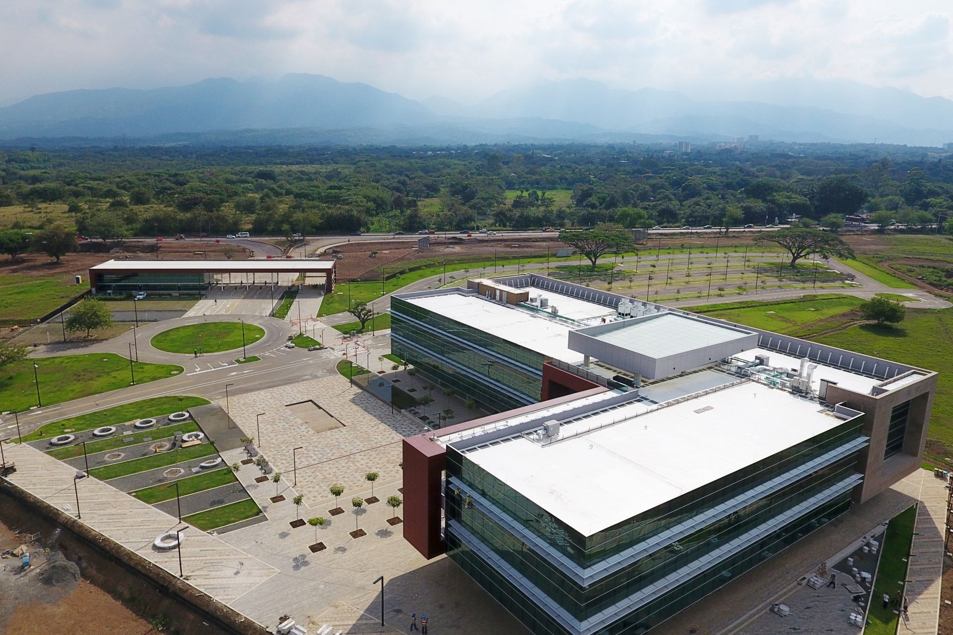 Sika cool roof applied on on office building in Colombia