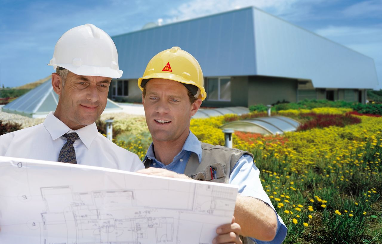 Sika工程师在绿色屋顶上咨询建筑师