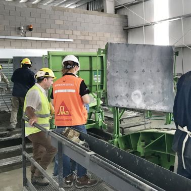 在阿根廷建造Arroyo -Vega隧道的工人