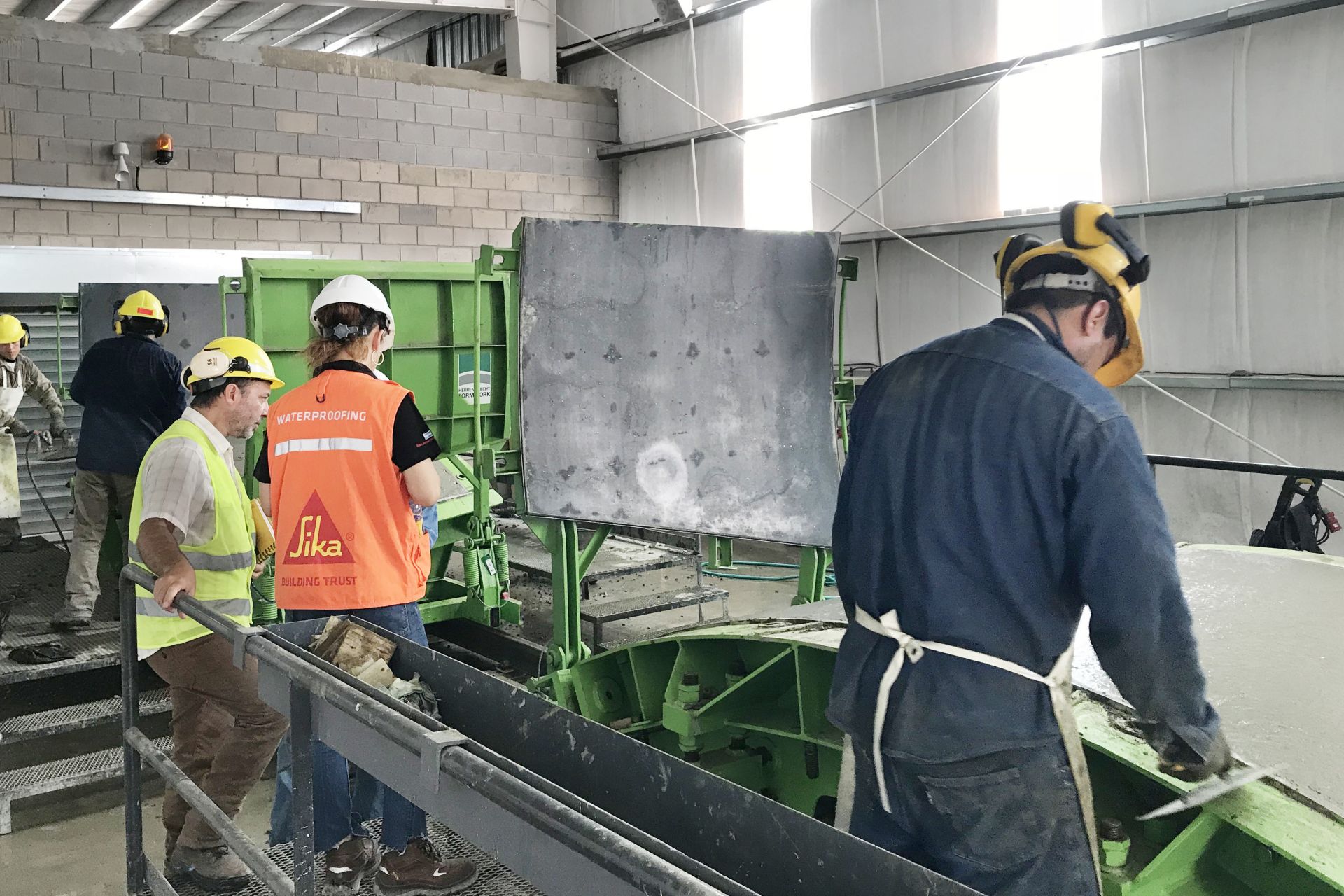 在阿根廷建造Arroyo -Vega隧道的工人