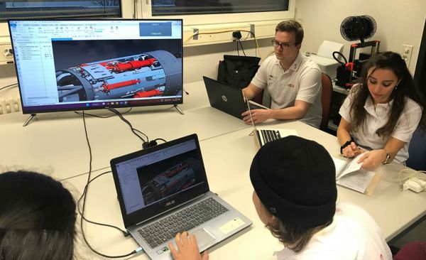 Equipo Swissloop Tunneling trabajando en modelo 3D