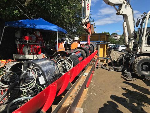 El equipo de Swissloop Tunneling trabajando en el exterior con TBM