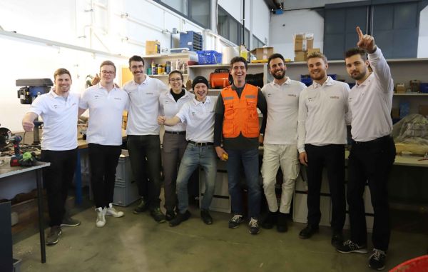  El equipo de Swissloop Tunneling TBM con el ingeniero de Sika Alejandro