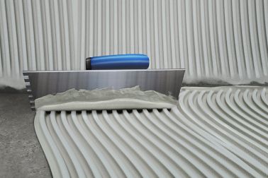 Illustration of trowel applying SikaCeram 270 MultiFlow tile adhesive