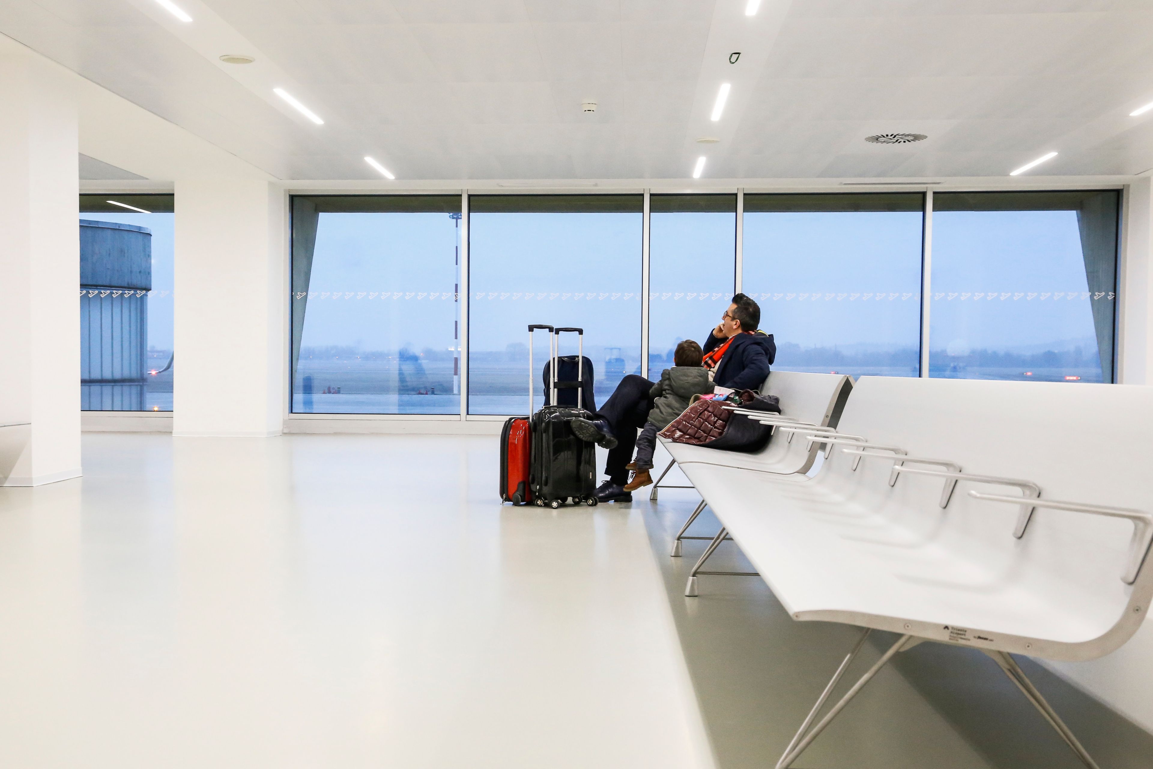 在的里雅斯特机场候机的男子