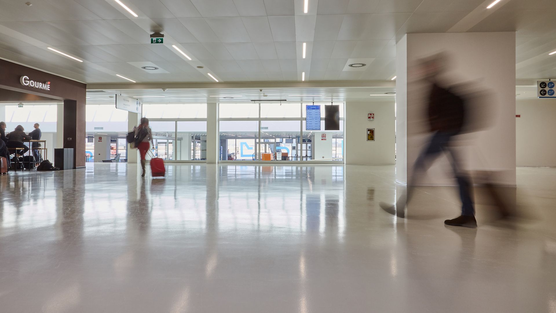 People walking on floor made of Sika Comfortfloor system