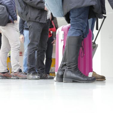 在机场排队等候的人们在白色的西卡舒适地板上