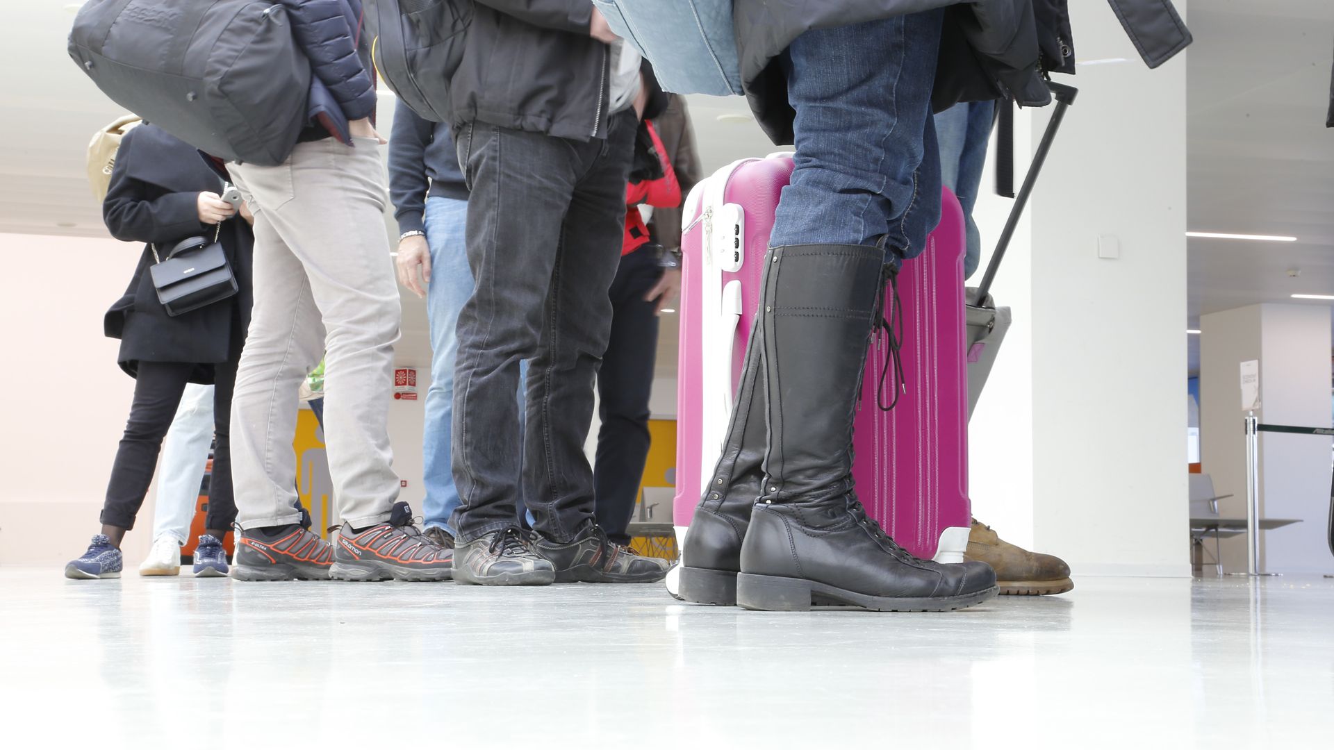 People waiting in line at airport on white floor made of Sika Comfortfloor