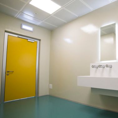 意大利的里雅斯特机场浴室的西卡地板系统