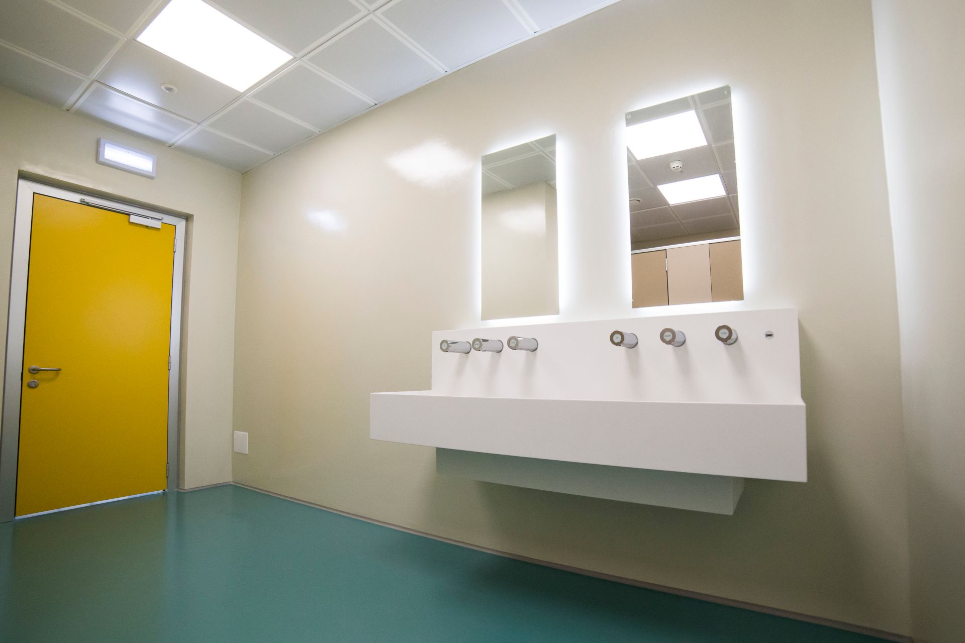 意大利的里雅斯特机场浴室的西卡地板系统