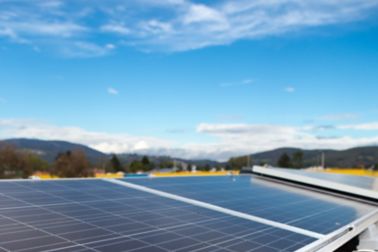 太阳能电池板安装在单层膜上的Sika Solarmount