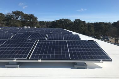 安装在Nauste南部配置的太阳能屋顶上的Sika SolarMount-1