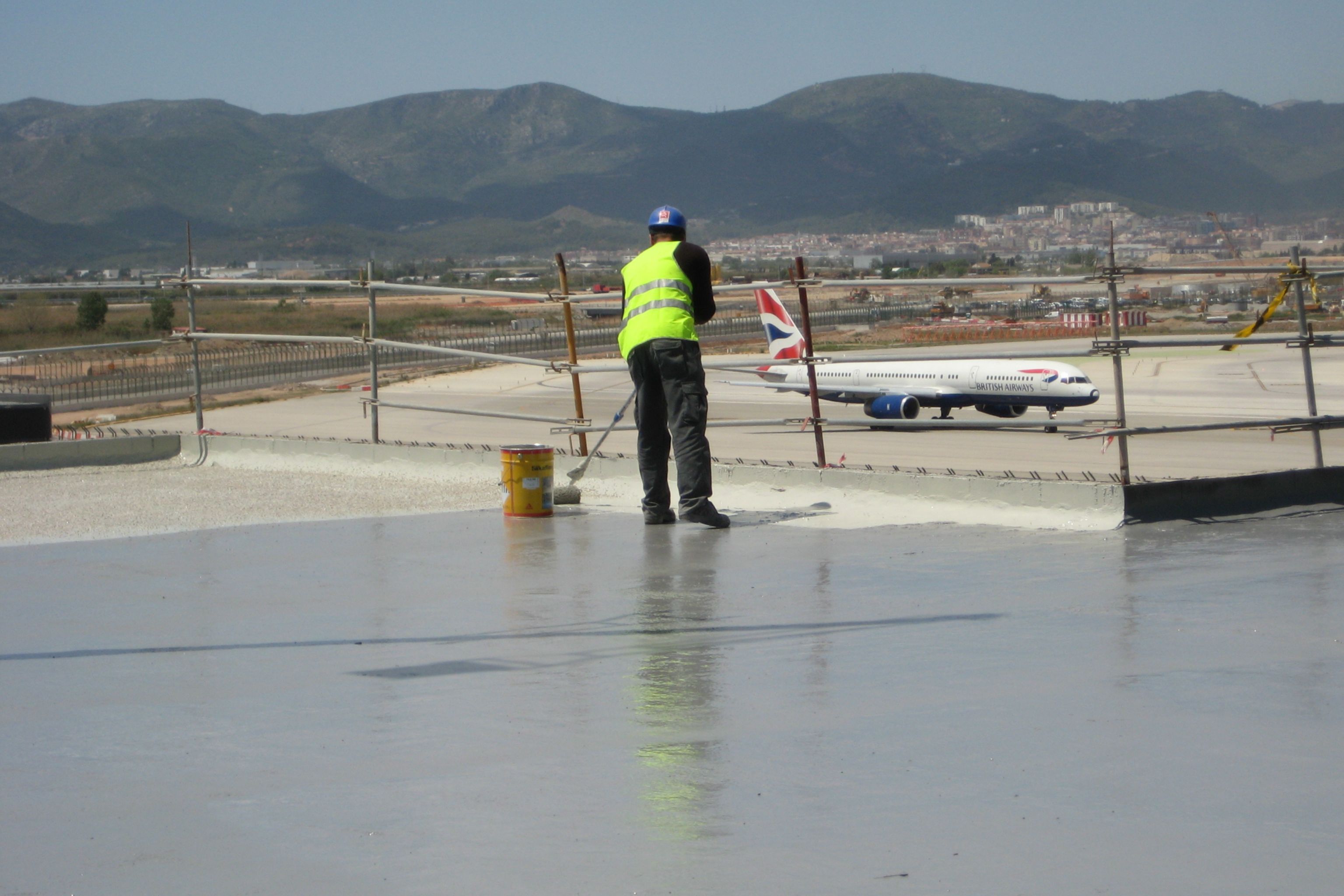 在巴塞罗那El Prat机场应用防水LAM系统的工人