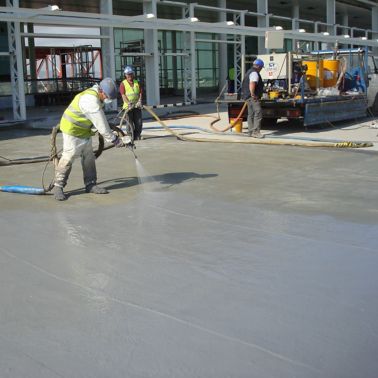 在巴塞罗那El Prat机场应用防水LAM系统的工人