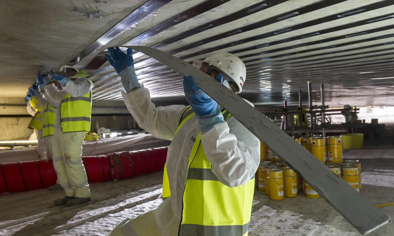 男士采用西卡碳纤维板进行结构加固