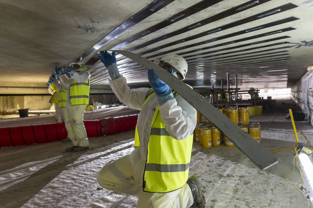 Applicatore eseSguono联合国Rinforzo Strtturale Con Sika Carbodur