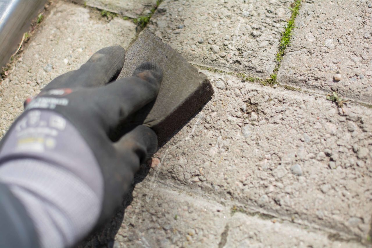 在赫尔辛基的Vuosaari区放置和修复Samocat摩托车租赁服务的滑板车共享站