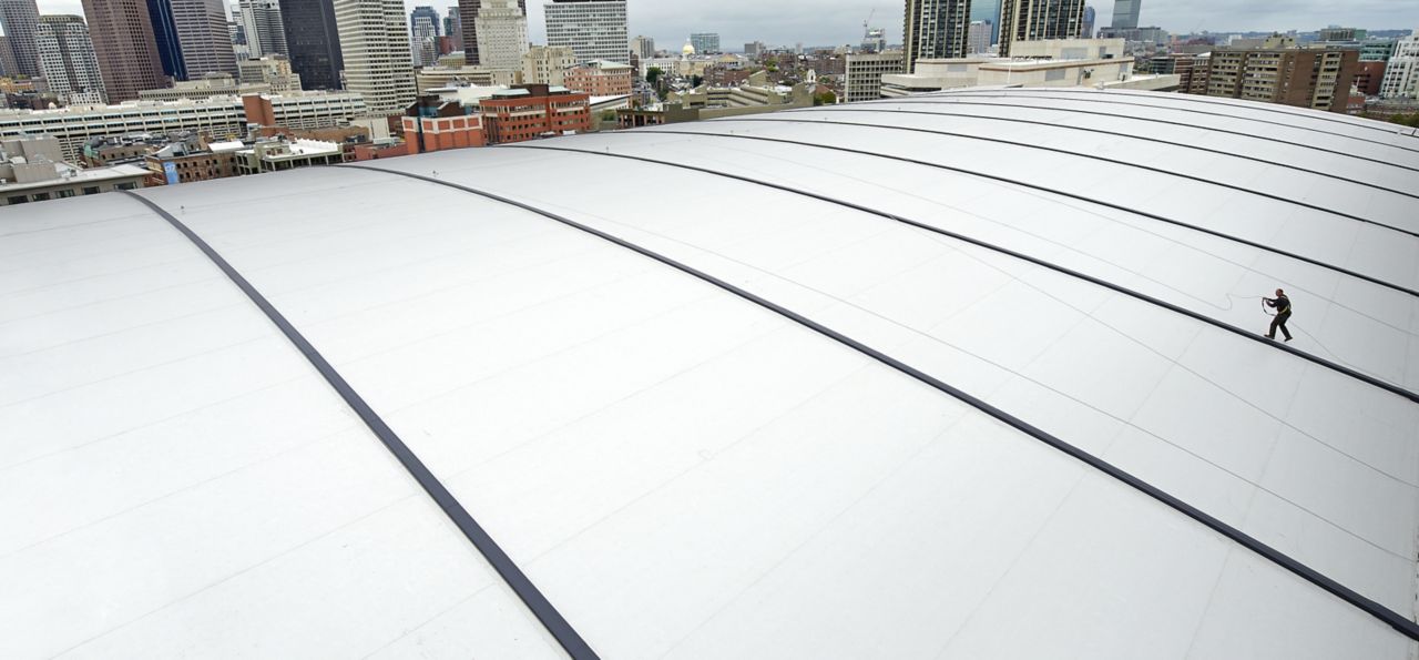 美国波士顿TD花园的冷屋顶上安装了反光Sikalastic液体应用膜
