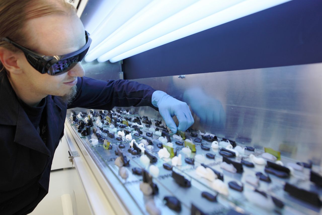 Technicien testant des échantillons de matériel dans un laboratoire technique