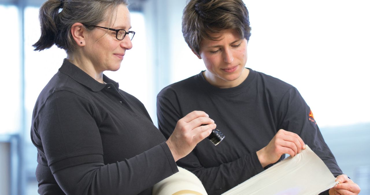 两个女人在讨论纺织技术