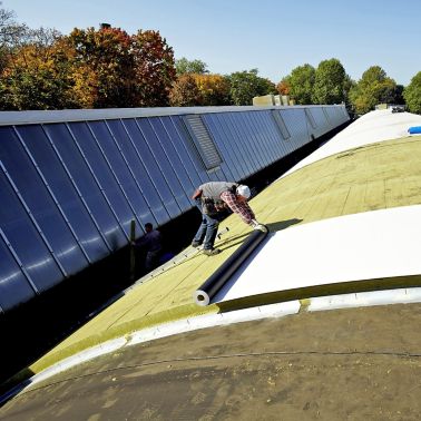 德国大众汉诺威和沃尔夫斯堡的弯曲棚屋屋顶翻新，采用Sika机械紧固Sarnafil和Shedrock绝缘材料