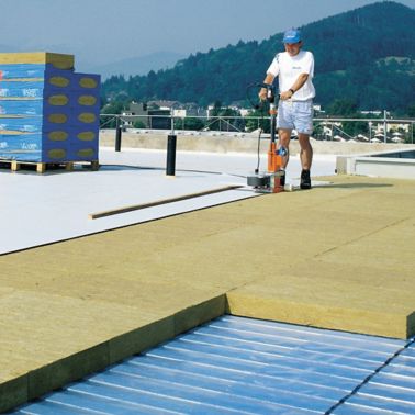 人用机器安装保温材料