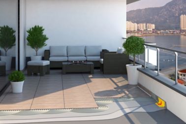 阳台上的瓷砖设置粘合剂和防水胶带的插图，家具俯瞰海港湾城市的景色