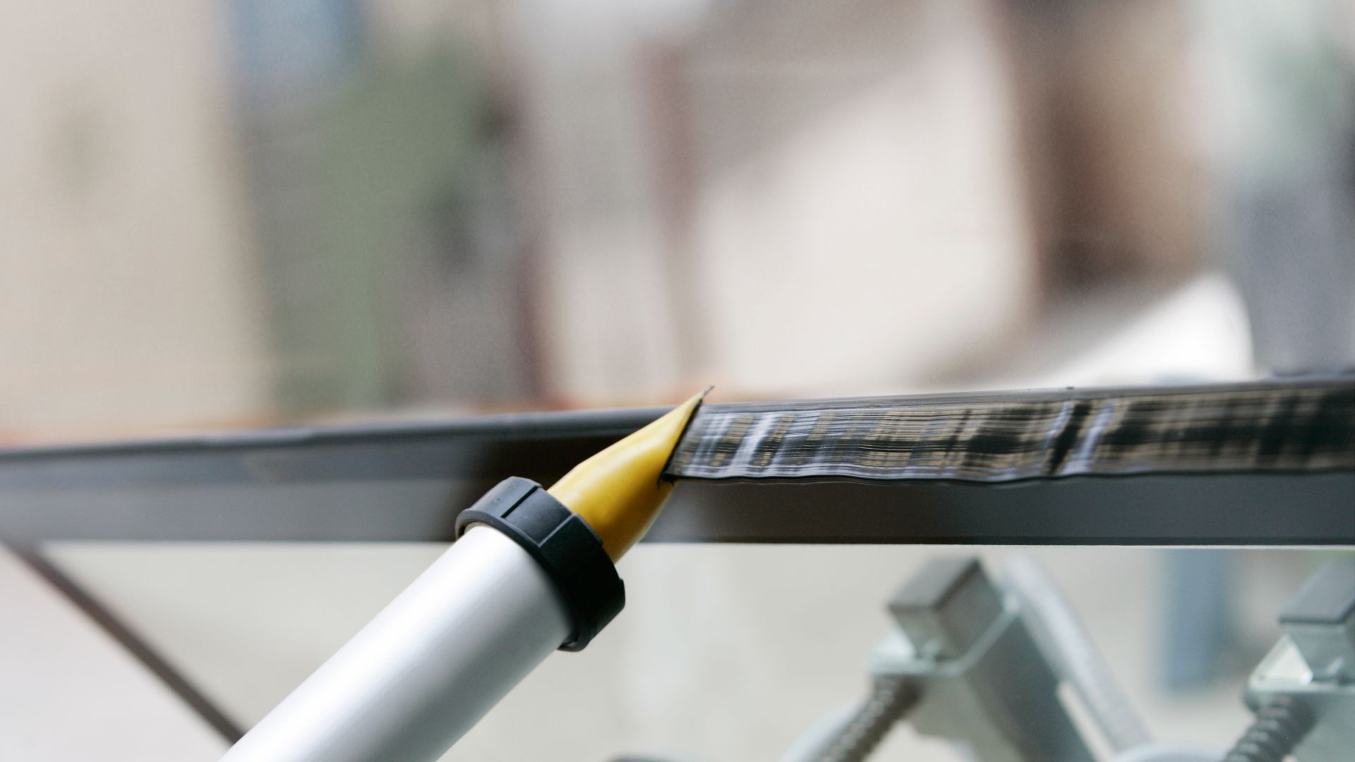 https://sika.scene7.com/is/image/sika/glo-train-winshield-application%3A16-9?fit=crop%2C1&hei=1080&wid=1920