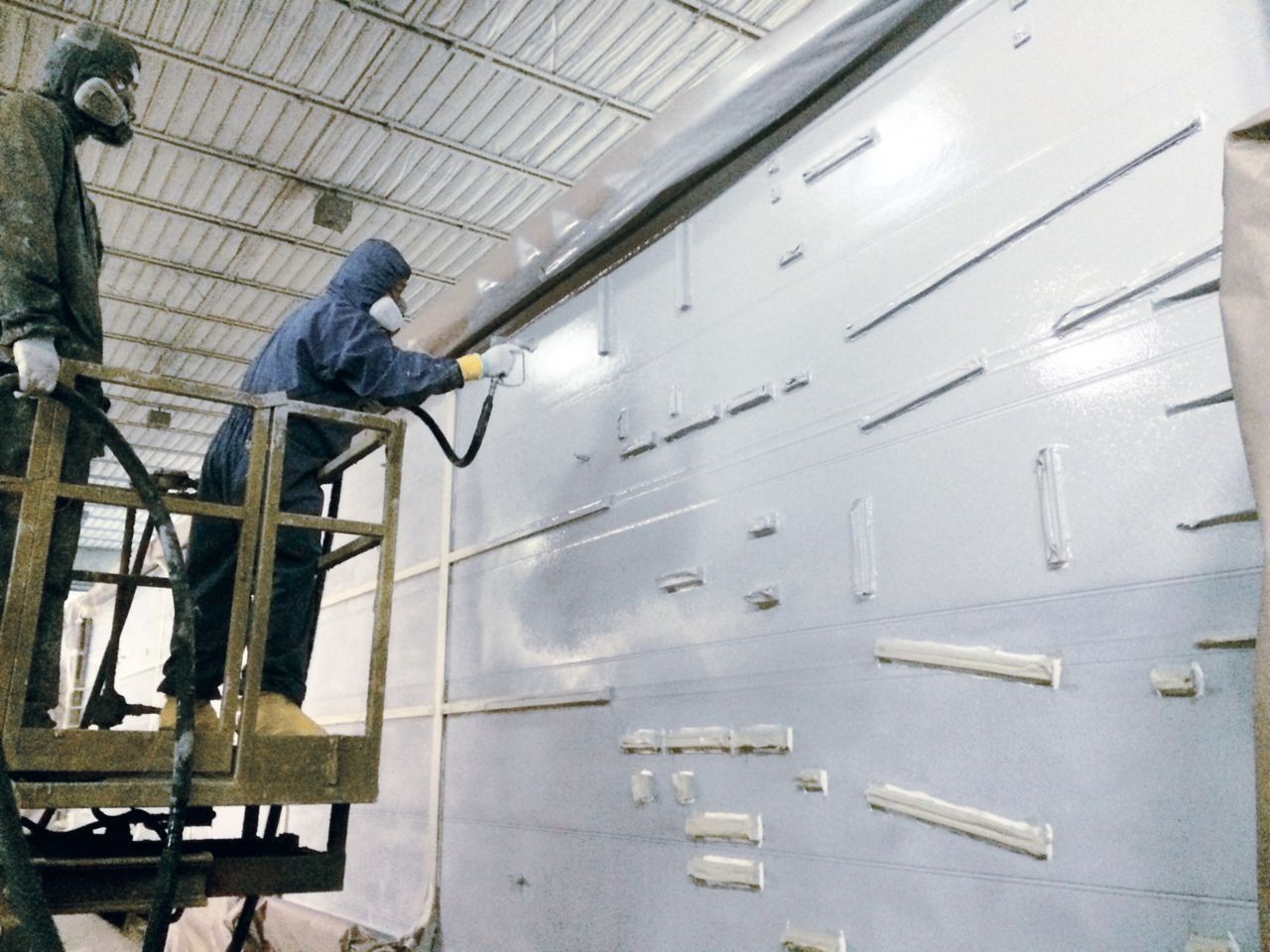 底部的一辆公共汽车发泡涂层