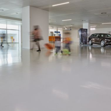 乘客在的里雅斯特机场行走