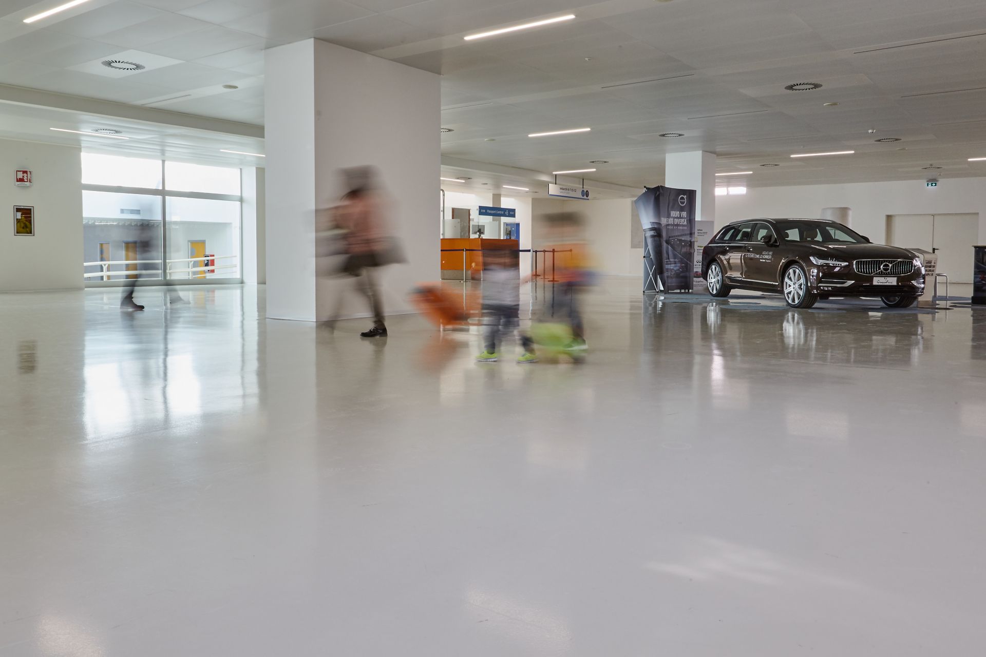 乘客在的里雅斯特机场行走