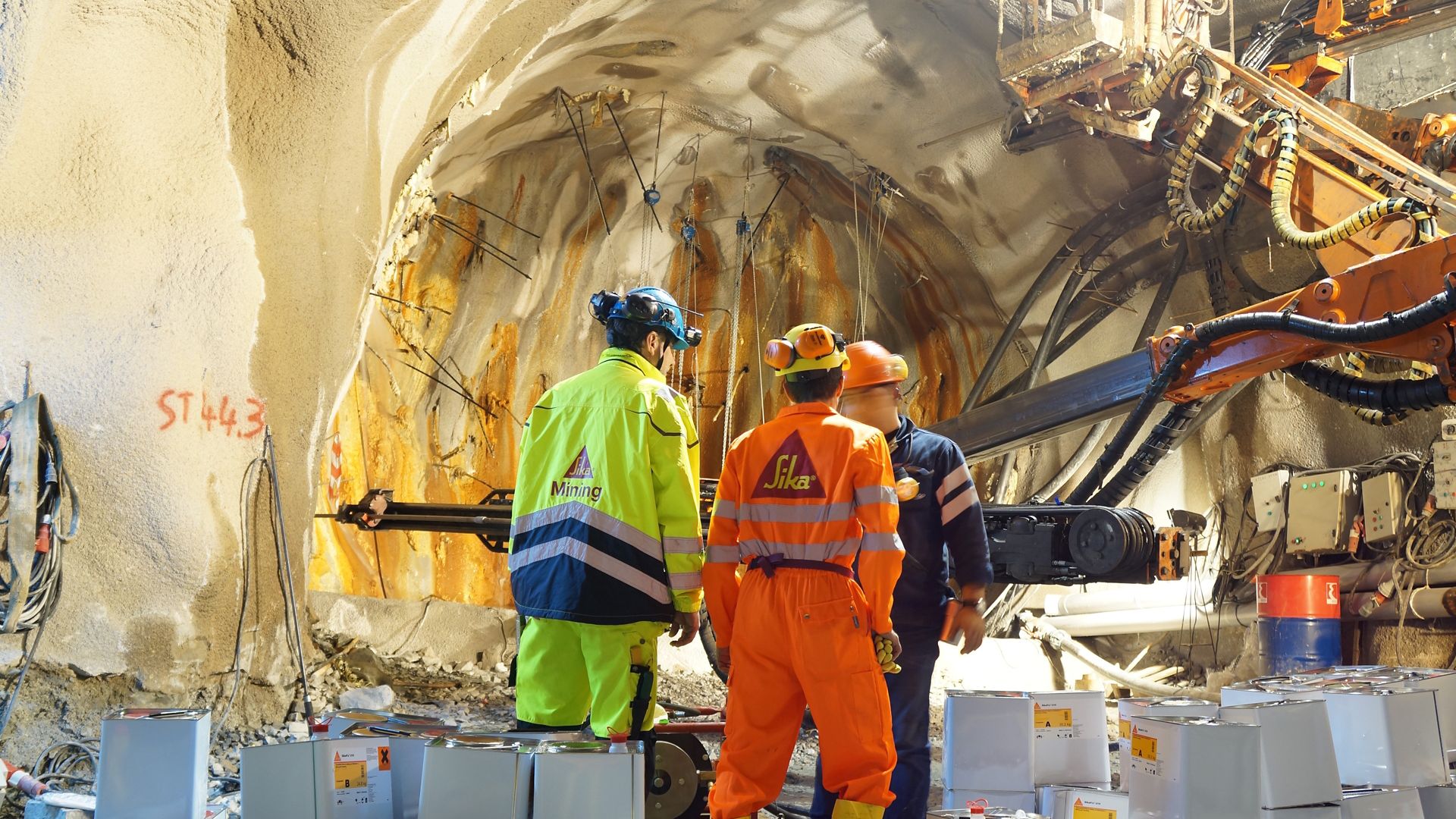 Sika engineers working with injections in tunnel construction