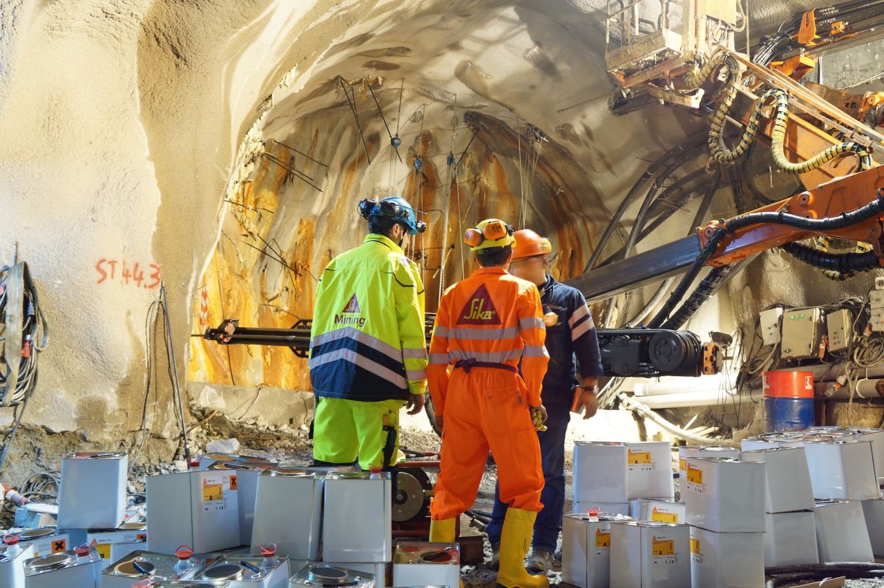 Sika engineers working with injections in tunnel construction