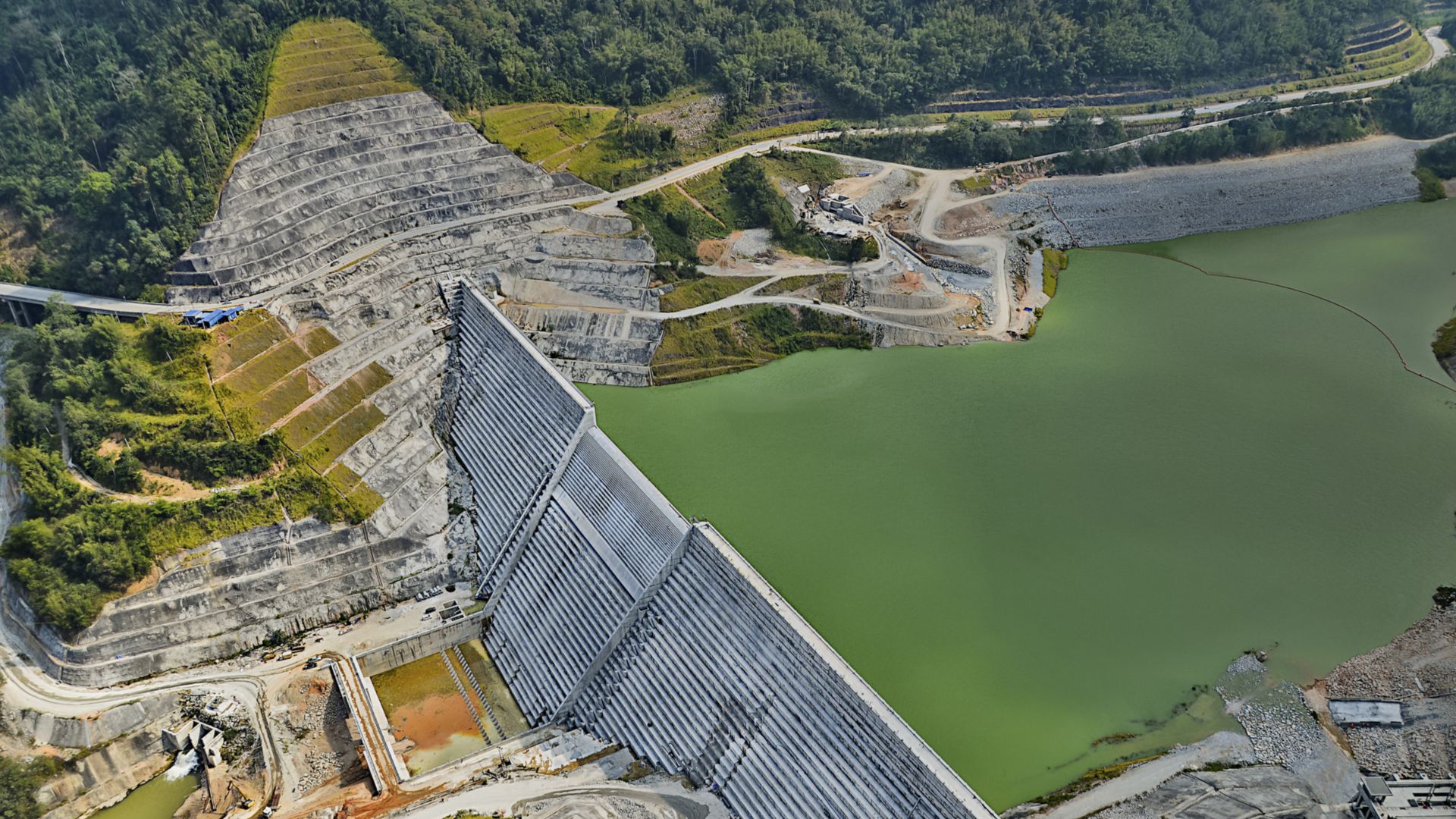 马来西亚Ulu Jelai Hydropower大坝的航拍照片