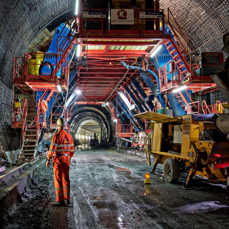 建造场所的工作者在隧道里面的隧道在沼泽谷在瑞士