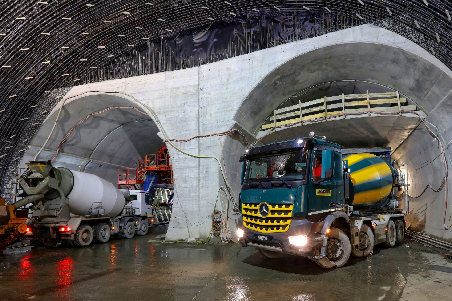 瑞士Visp隧道施工现场的混凝土搅拌车