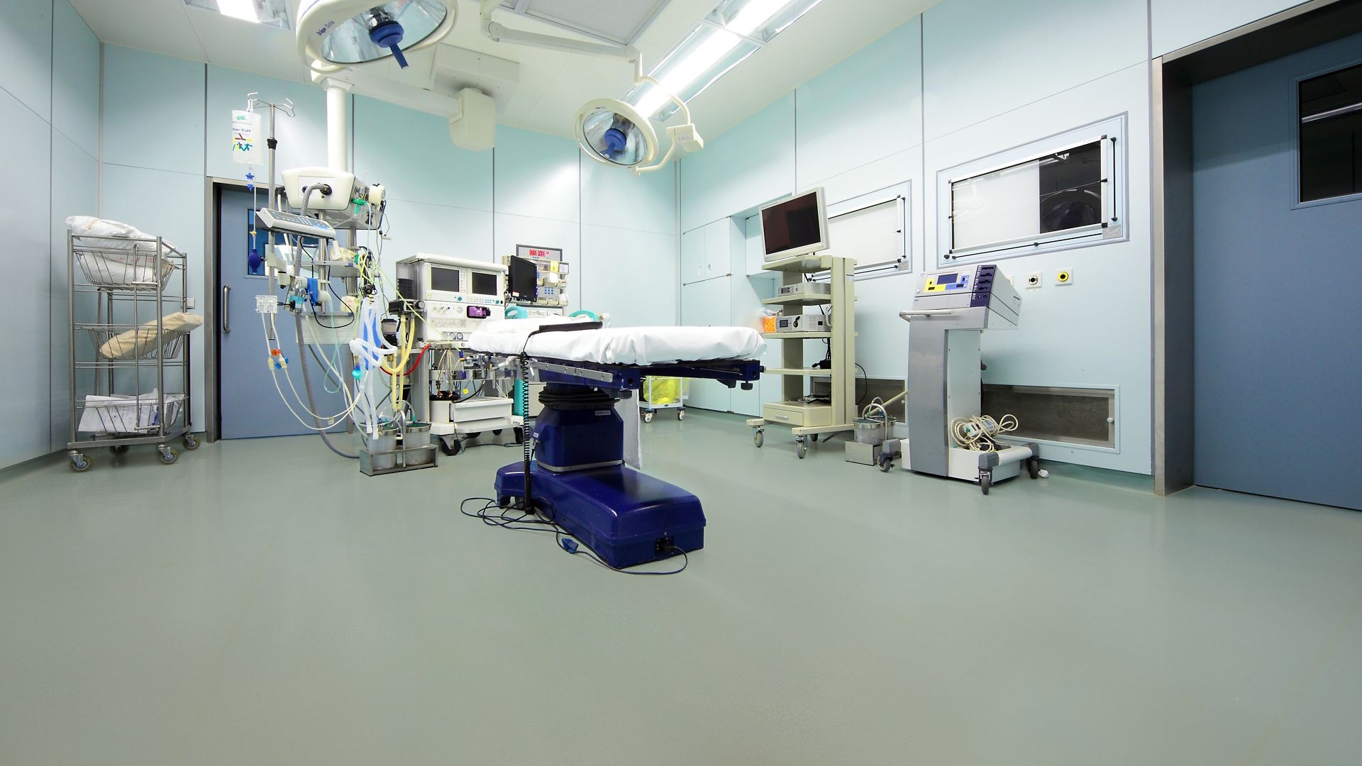 Hygienic floor and wall coating in hospital made with Sika coating systems