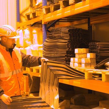 工人在圣哥达基地隧道施工现场的仓库