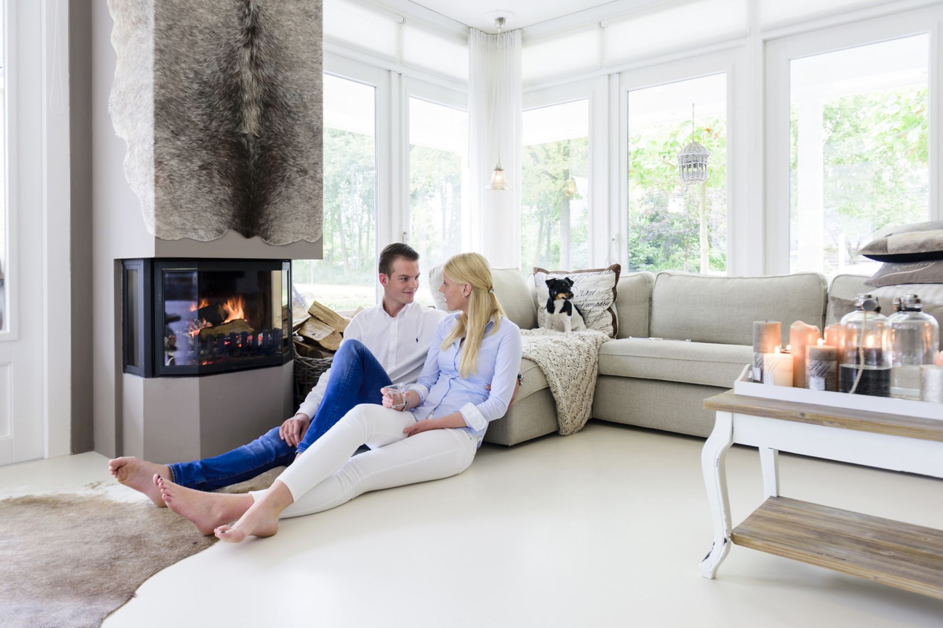 Sika ComfortFloor® white floor in fireplace living room with couple sitting on floor