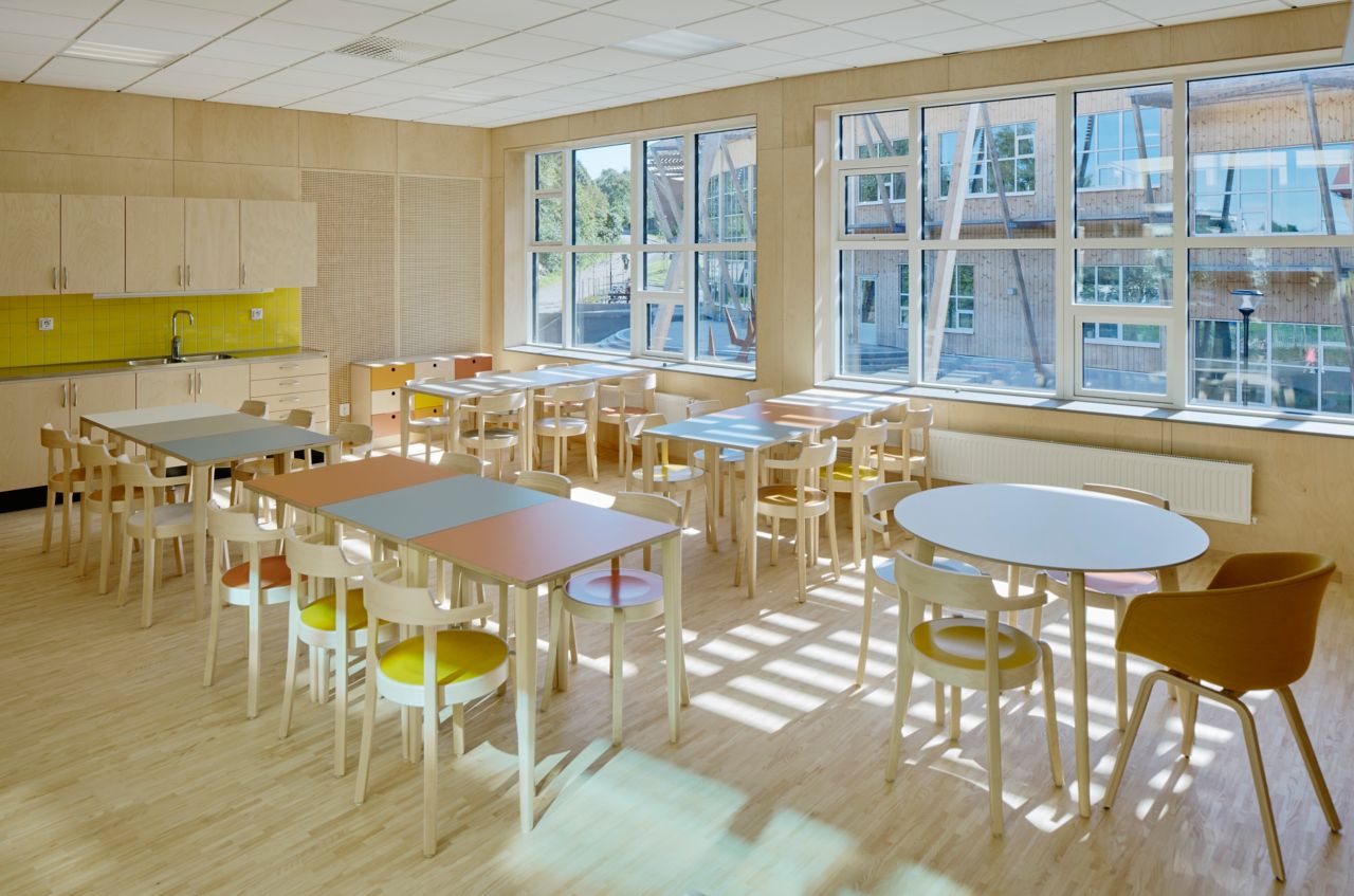 Wood floor bonding with Casco adhesive in Landamäreskolan school in Sweden