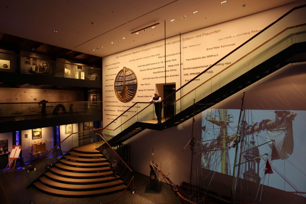 建筑物内的木结构，有防火涂层保护