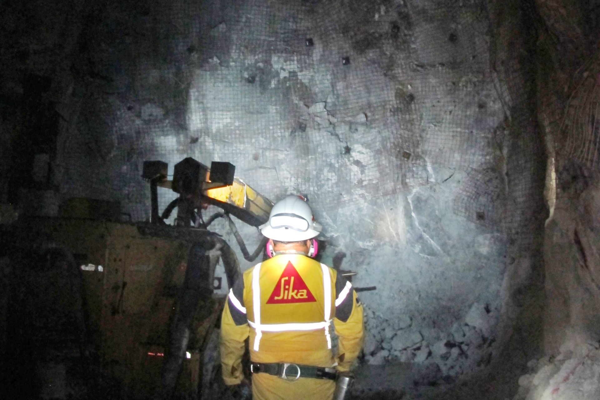 地下喷涂工艺采用移动式普茨迈斯特柱塞泵喷涂机组