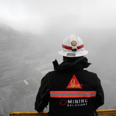 グラスベルグ鉱山を見つめるシーカの従業員