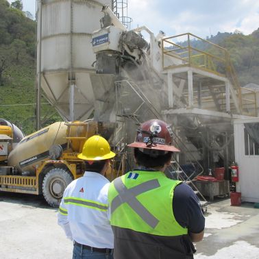 预拌混凝土批量车间地面装载地下卡车拌和机