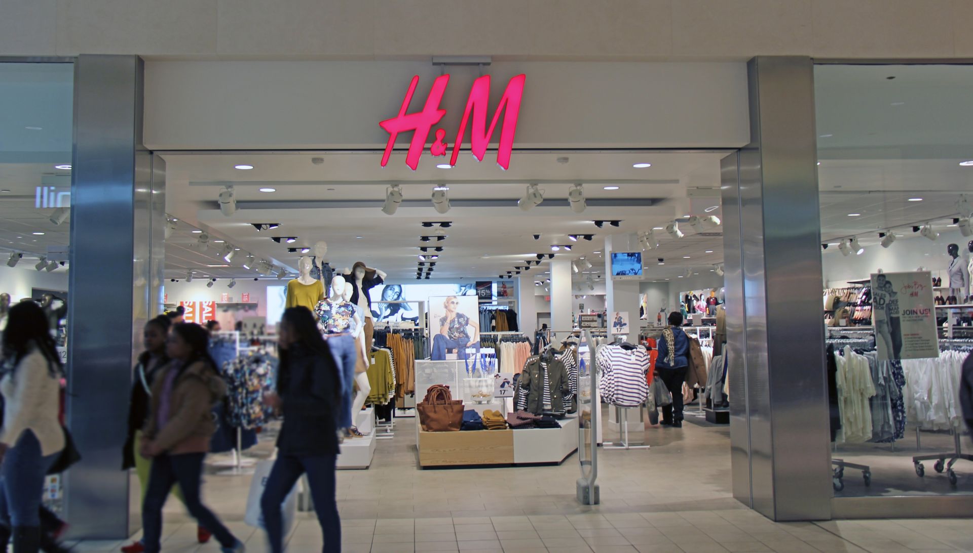 Colocación de Gres Porcelánico en la tienda H\u0026M, image size:1920x1093